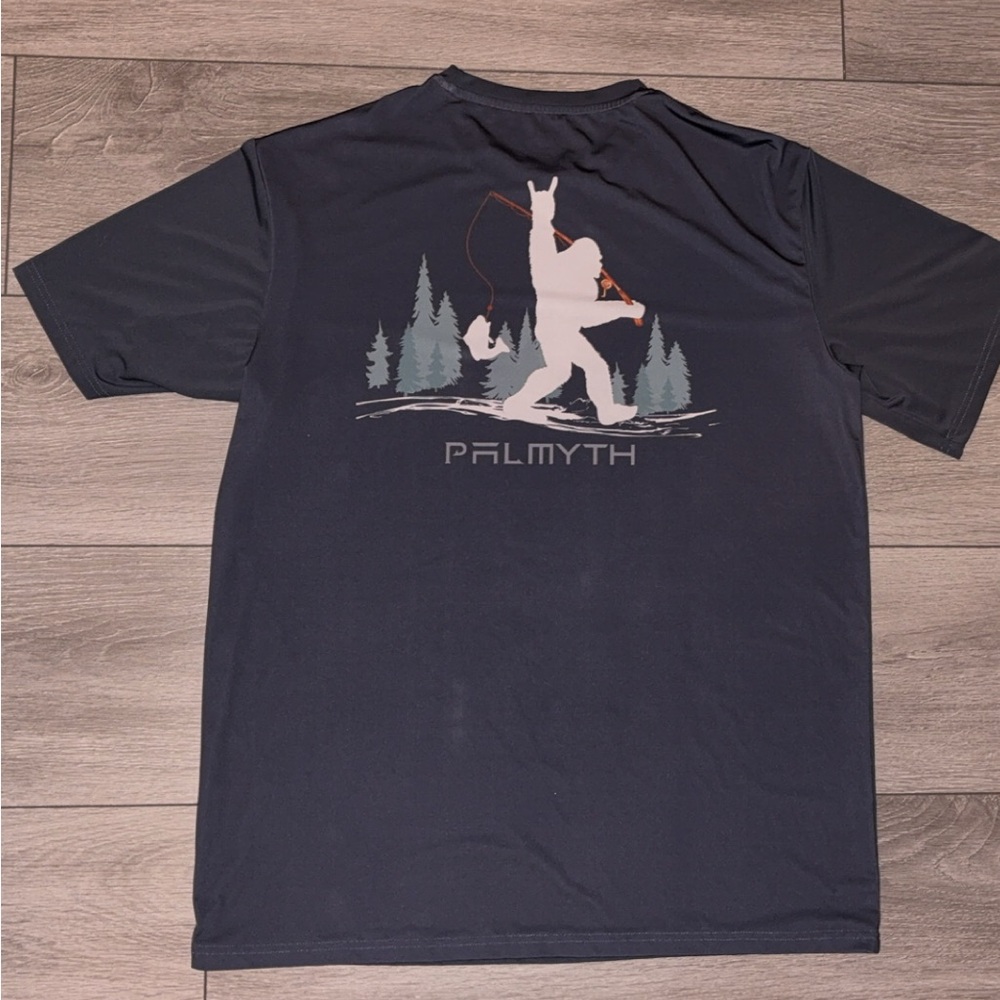 Palmyth Men’s Size Medium Performance Fishing Shirt Bigfoot Short Sleeved Gray
